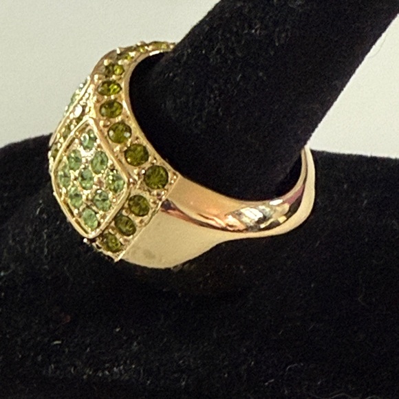 #224 Vintage Green Crystal Band/Ring, Gold Tone, SZ 7 3/4 - Picture 4 of 5